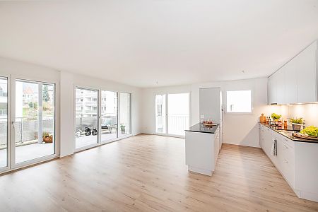 Blick ins Wohnzimmer mit Küche der 4.5 Zimmer-Mietwohnung in Menziken