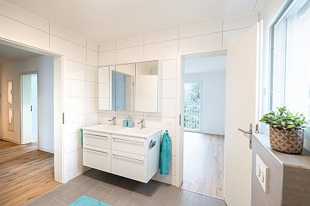 Blick ins Badezimmer mit angrenzendem Schlafzimmer in der 4.5-ZImmer-Mietwohnung Sternenmatte in Menziken