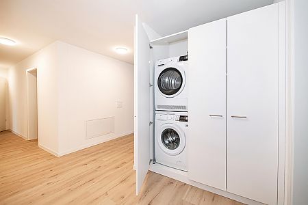 Schrank geöffnet mit integriertem Waschturm. 4.5-Zimmer-Mietwohnung Sternenmatte Menziken