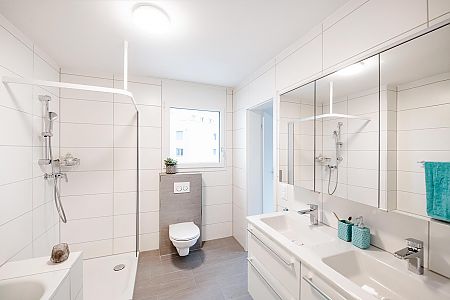 Badezimmer mit Dusche, Doppellavabo, WC und Badewanne. 4.5-Zimmer-Mietwohnung Sternenmatte Menziken