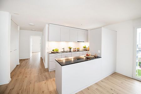 Blick in die zweizeilige Küche der 4.5-Zimmer-Mietwohnung Sternenmatte Menziken