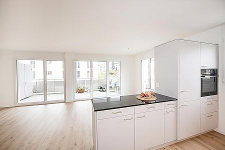 Küche mit Blick ins Wohnzimmer und auf den Balkon. 4.5-Zimmer-Mietwohnung Sternenmatte Menziken